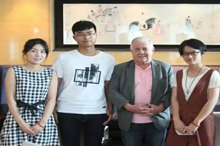 罗杰斯先生与郭乐源一行合影